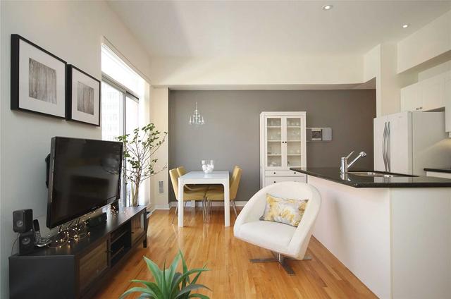 3 - 1388 Bloor St W, Townhouse with 2 bedrooms, 2 bathrooms and 1 parking in Toronto ON | Image 4