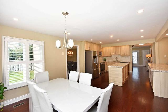 30 Ravinder Crt, House detached with 5 bedrooms, 4 bathrooms and 12 parking in Brampton ON | Image 2