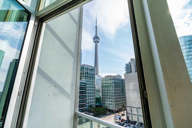 923 - 36 Blue Jays Way, Condo with 2 bedrooms, 2 bathrooms and 0 parking in Toronto ON | Image 2