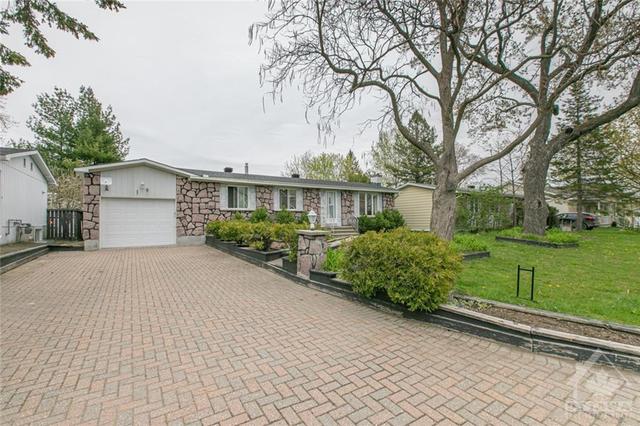 19 Overlake Drive, House detached with 3 bedrooms, 2 bathrooms and 3 parking in Ottawa ON | Image 2