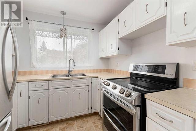 4905 53 Avenue, House semidetached with 5 bedrooms, 2 bathrooms and 3 parking in Kitscoty AB | Image 6