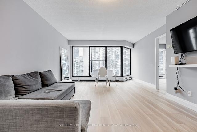 2215 - 55 Harbour Sq, Condo with 2 bedrooms, 1 bathrooms and 1 parking in Toronto ON | Image 1