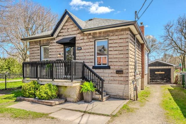 233 Elizabeth Street, House detached with 6 bedrooms, 2 bathrooms and 4 parking in Guelph ON | Image 2