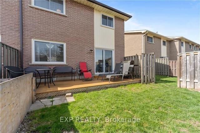 191 Queen Victoria Dr, Townhouse with 3 bedrooms, 2 bathrooms and 3 parking in Hamilton ON | Image 24