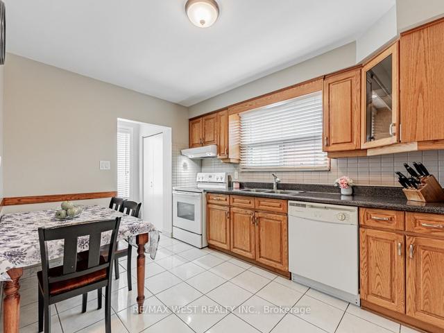 40 Wintergreen Rd, House semidetached with 4 bedrooms, 3 bathrooms and 4 parking in Toronto ON | Image 3