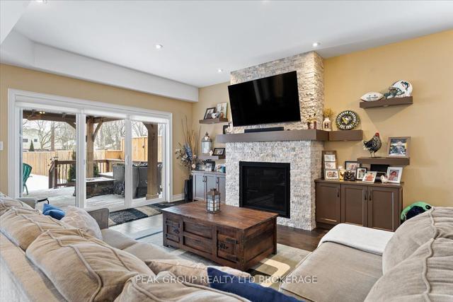 7920 Woodbine St, House detached with 4 bedrooms, 4 bathrooms and 4 parking in Niagara Falls ON | Image 2