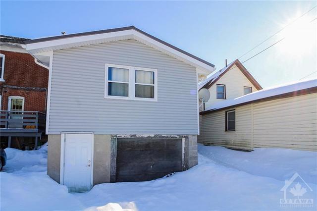 38 Pearl Street E, Home with 4 bedrooms, 2 bathrooms and 2 parking in Brockville ON | Image 7
