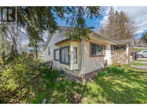 451 10 Avenue, House detached with 2 bedrooms, 1 bathrooms and 4 parking in Salmon Arm BC | Card Image