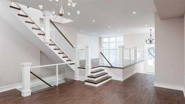 130 Lake Cres, House detached with 4 bedrooms, 5 bathrooms and 1 parking in Toronto ON | Image 3