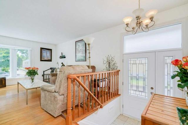 30 Caddy Dr, House detached with 3 bedrooms, 2 bathrooms and 5 parking in Toronto ON | Image 14