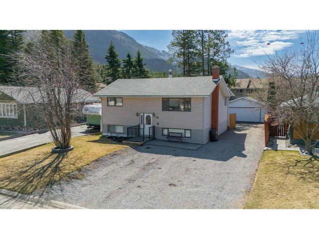 450 White Birch Crescent, House detached with 4 bedrooms, 2 bathrooms and null parking in Sparwood BC | Image 2