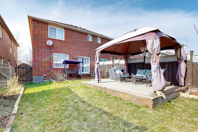 971 Oaktree Cres, House semidetached with 4 bedrooms, 3 bathrooms and 3 parking in Newmarket ON | Image 32
