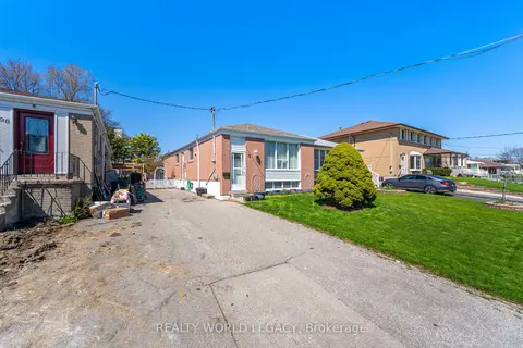 94 Topcliff Ave, House semidetached with 3 bedrooms, 2 bathrooms and 2 parking in Toronto ON | Card Image