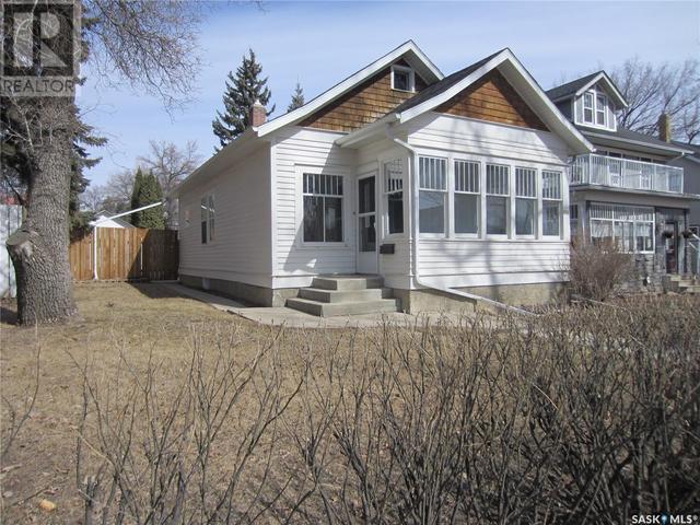 220 29th St W, House detached with 2 bedrooms, 2 bathrooms and null parking in Saskatoon SK | Card Image