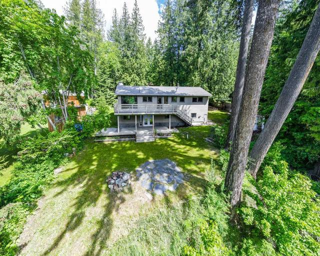 7484 Highway 3a, House detached with 4 bedrooms, 3 bathrooms and null parking in Central Kootenay E BC | Image 8