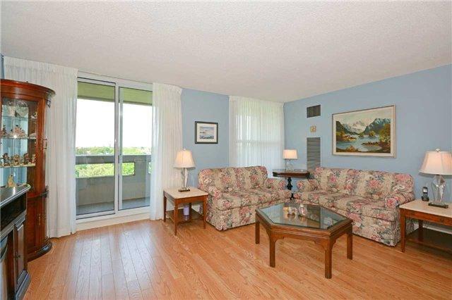 801 - 50 Inverlochy Blvd, Condo with 3 bedrooms, 2 bathrooms and 1 parking in Markham ON | Image 2