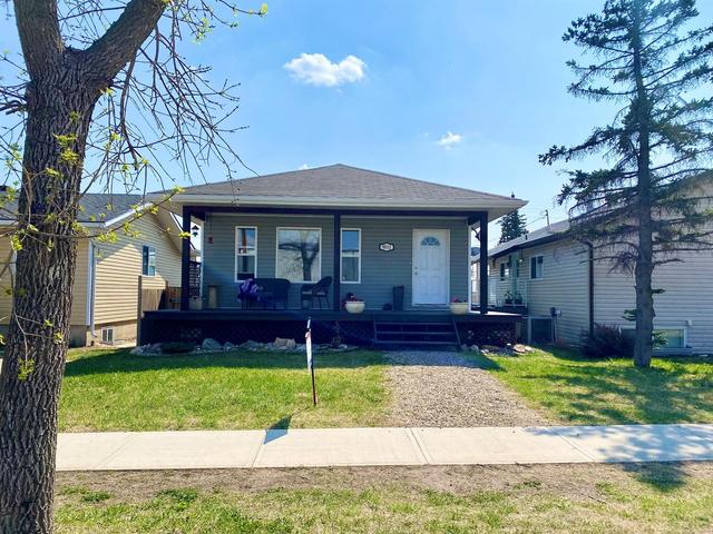 9811 99 Avenue, House detached with 5 bedrooms, 2 bathrooms and 2 parking in Sexsmith AB | Image 2