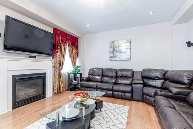 15 Stonechurch Cres, House detached with 5 bedrooms, 5 bathrooms and 4 parking in Markham ON | Image 2