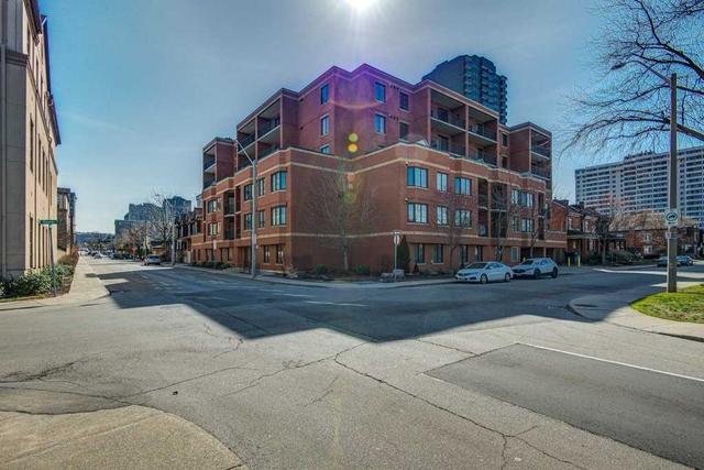 409 - 47 Caroline St N, Condo with 2 bedrooms, 1 bathrooms and 1 parking in Hamilton ON | Image 1