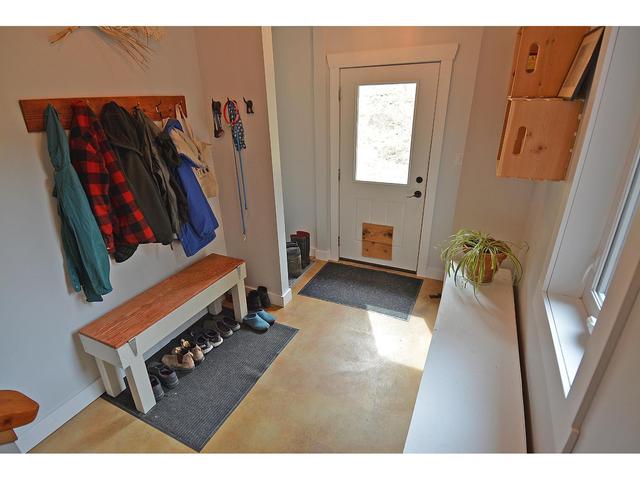 6652 Zeeben Road, House detached with 4 bedrooms, 2 bathrooms and null parking in Central Kootenay G BC | Image 5