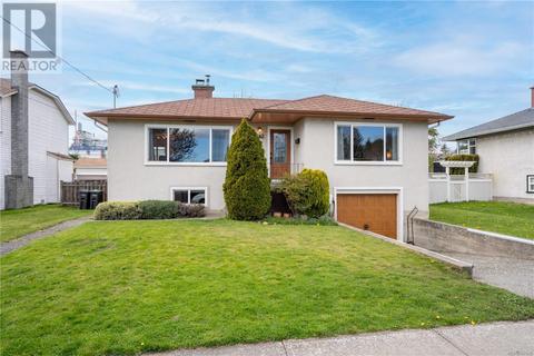542 Joffre St, House detached with 4 bedrooms, 2 bathrooms and 1 parking in Esquimalt BC | Card Image