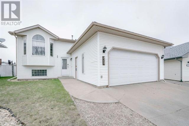 9304 69a Avenue, House detached with 5 bedrooms, 3 bathrooms and 4 parking in Grande Prairie AB | Card Image