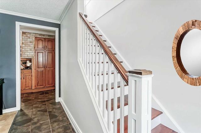 2422 Mount Forest Dr, House detached with 3 bedrooms, 1 bathrooms and 3 parking in Burlington ON | Image 11