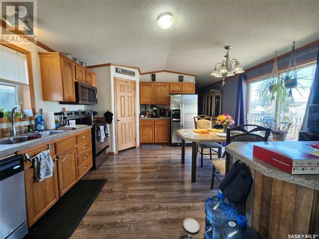 305 5th Avenue, Home with 3 bedrooms, 2 bathrooms and null parking in Caronport SK | Image 8