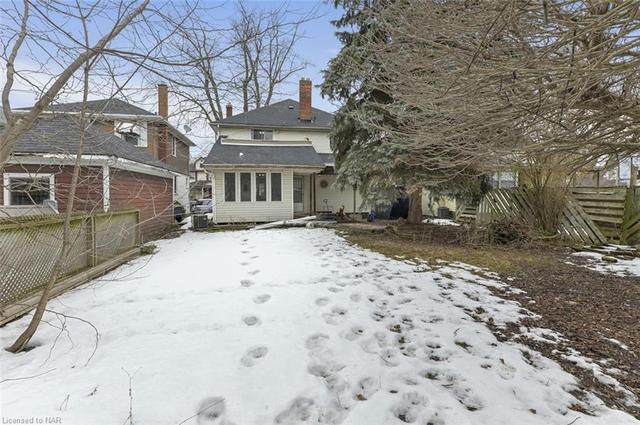 53 Thomas Street, House detached with 3 bedrooms, 1 bathrooms and null parking in St. Catharines ON | Image 2