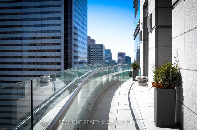 4402 - 311 Bay St, Condo with 2 bedrooms, 2 bathrooms and 1 parking in Toronto ON | Image 2