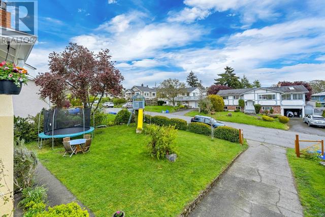 3284 Megaw Pl, House detached with 5 bedrooms, 3 bathrooms and 2 parking in Saanich BC | Image 60
