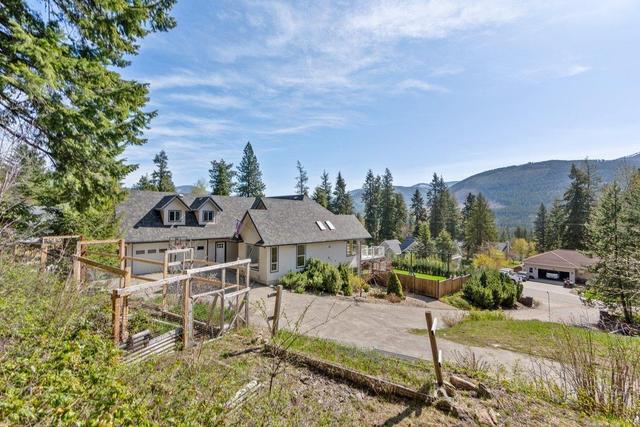 4165 Brown Road, House detached with 5 bedrooms, 3 bathrooms and null parking in Central Kootenay F BC | Image 4