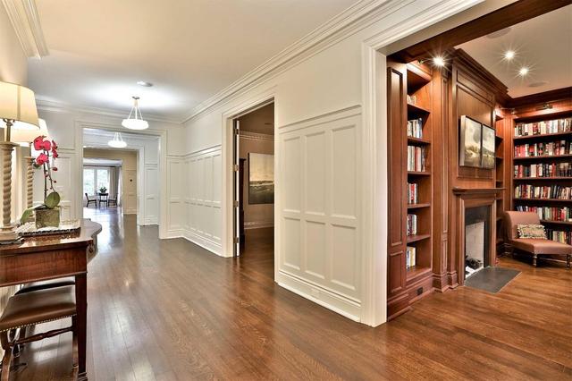 87 Dunvegan Rd, House detached with 7 bedrooms, 10 bathrooms and 2 parking in Toronto ON | Image 2