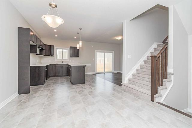 30 Lamb Cres, House detached with 3 bedrooms, 3 bathrooms and 6 parking in Thorold ON | Image 3