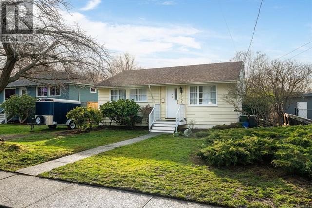 1732 Amphion St, House detached with 3 bedrooms, 1 bathrooms and null parking in Victoria BC | Image 2