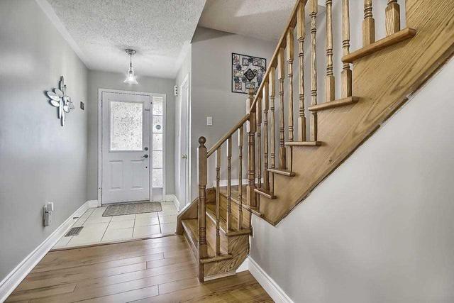 56 Woodhaven Dr, House detached with 3 bedrooms, 3 bathrooms and 4 parking in Brampton ON | Image 2