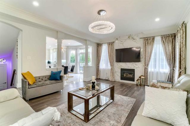 133 Spring Azure Cres, House detached with 4 bedrooms, 5 bathrooms and 4 parking in Oakville ON | Image 4
