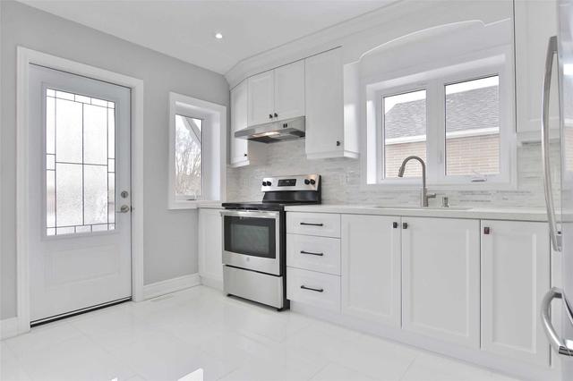 135 Glenshephard Dr, House detached with 3 bedrooms, 2 bathrooms and 4 parking in Toronto ON | Image 5