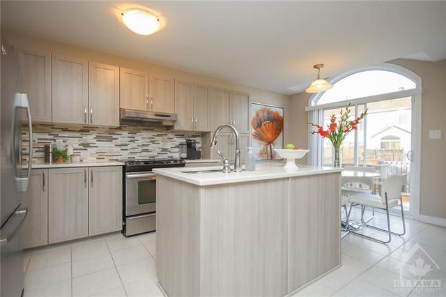 131 Lerta Way, Townhouse with 3 bedrooms, 3 bathrooms and 3 parking in Ottawa ON | Image 11