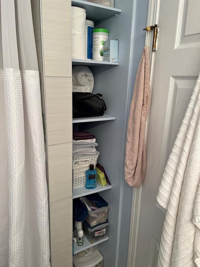 Lots of Cabinets in Laundry Room | Image 19