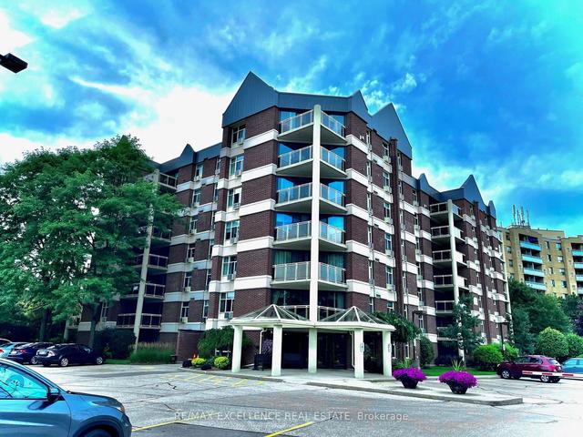 307 - 8 Christopher Crt, Condo with 2 bedrooms, 2 bathrooms and 1 parking in Guelph ON | Image 1