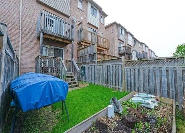 3293 Redpath Circ, House attached with 3 bedrooms, 3 bathrooms and 1 parking in Mississauga ON | Image 3