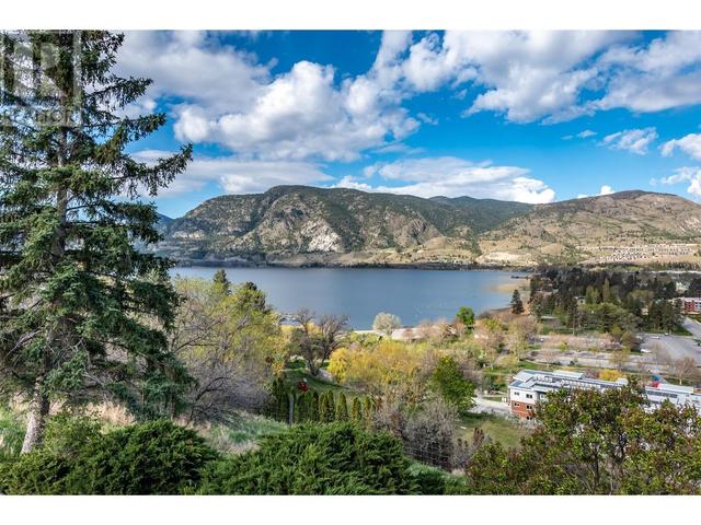 105 Spruce Road, House detached with 4 bedrooms, 3 bathrooms and null parking in Penticton BC | Image 10