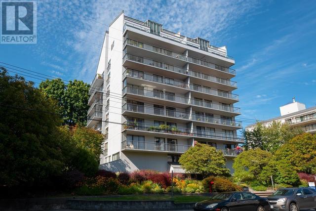 501 - 1745 Esquimalt Avenue, Condo with 2 bedrooms, 2 bathrooms and 2 parking in West Vancouver BC | Image 1