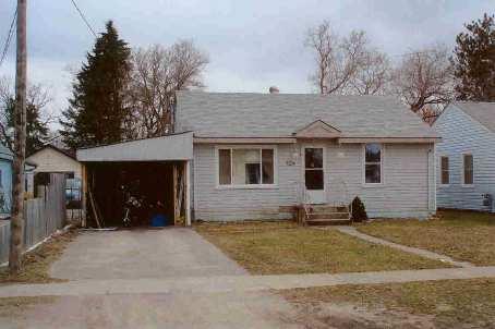 124 Simcoe St, House detached with 2 bedrooms, 1 bathrooms and 2 parking in Orillia ON | Image 1