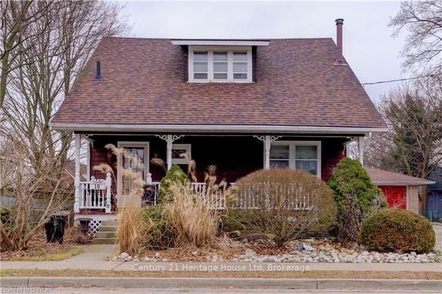 10 First Ave, House detached with 3 bedrooms, 2 bathrooms and 6 parking in Brantford ON | Image 1