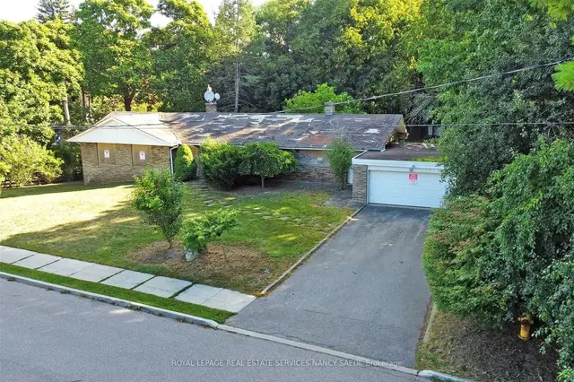 38 Salonica Rd, House detached with 3 bedrooms, 3 bathrooms and 6 parking in Toronto ON | Image 4