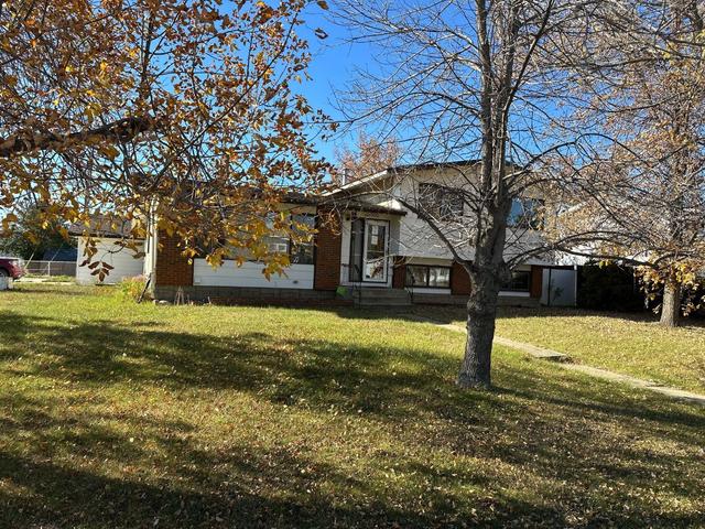 10300 117 Street, House detached with 4 bedrooms, 2 bathrooms and 8 parking in Fairview AB | Image 2