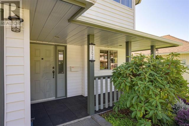 1292 Layritz Pl, House detached with 4 bedrooms, 4 bathrooms and 2 parking in Saanich BC | Image 3