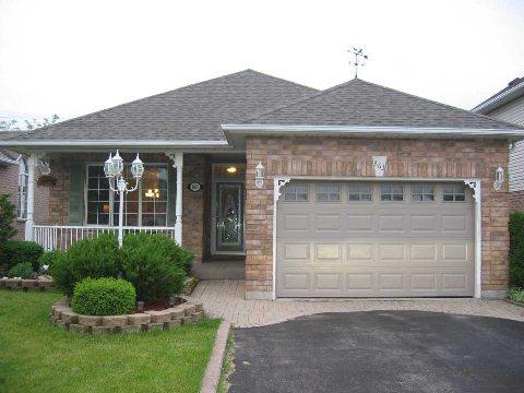 863 Beatrice St E, House detached with 2 bedrooms, 3 bathrooms and 6 parking in Oshawa ON | Image 1